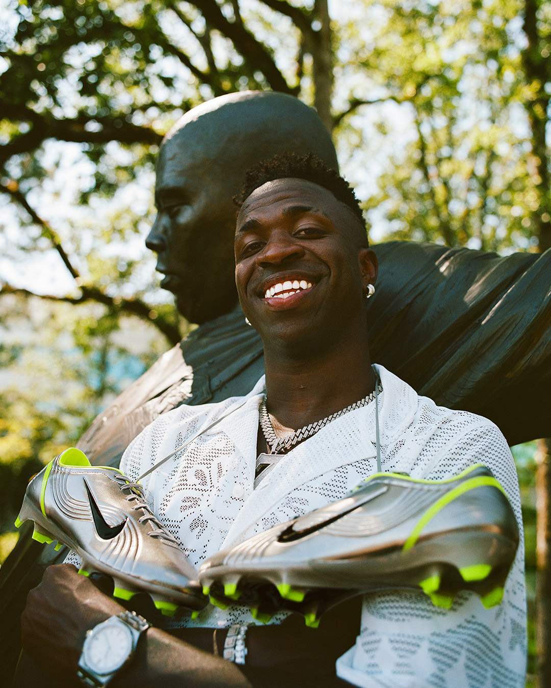 vini jr at ronaldo statue